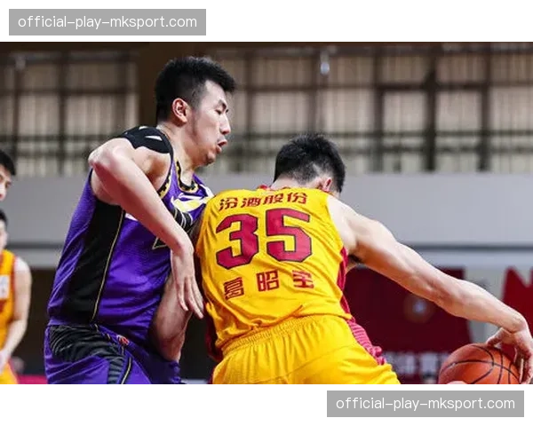 “半场战报：山西汾酒与江苏肯帝亚陷入缠斗，双方频繁变换防守策略”