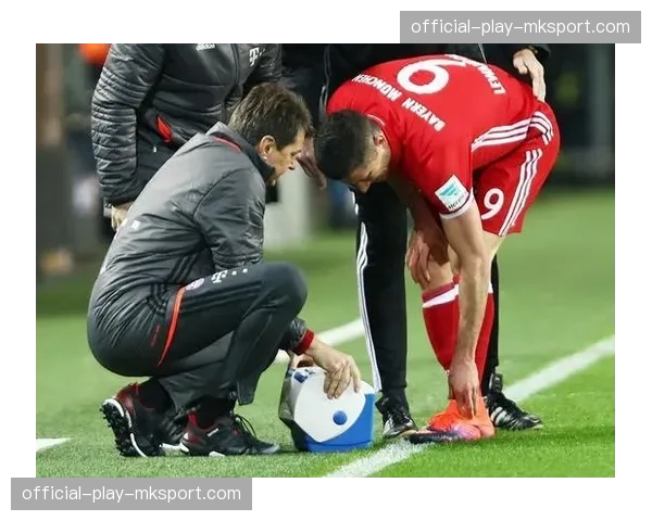 暖心一幕：对手球员受伤，拜仁队医主动入场协助救治