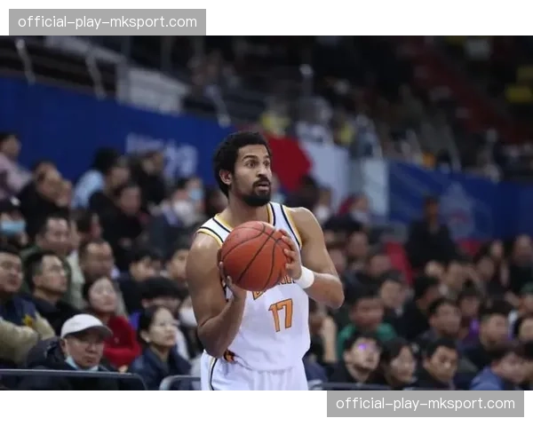 特写：教练因对一次退防不满请求暂停，场边可清晰听到其对球员的大声指导