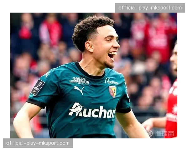 战术板：剖析朗斯队如何用高位逼抢遏制巴黎中场